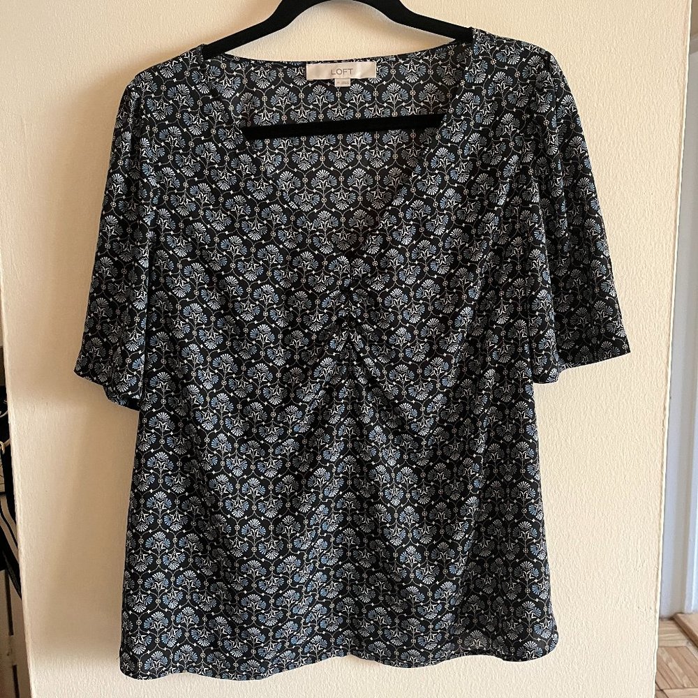 LOFT Blue Floral Short-Sleeved Top Size M